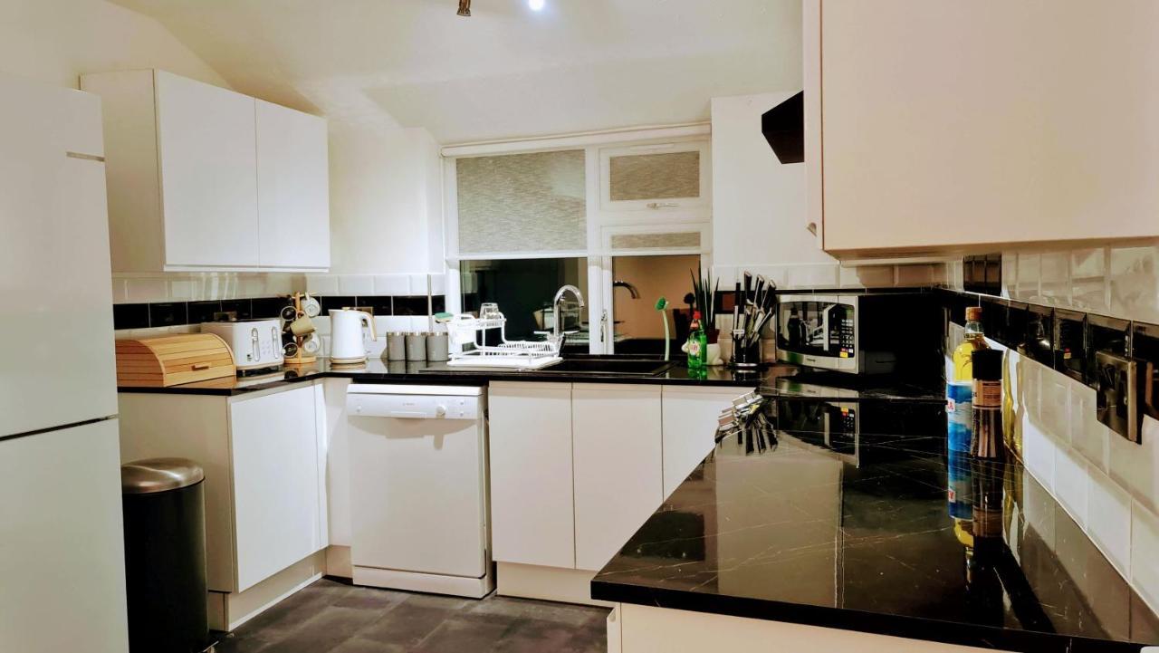 Gorgeous Town Center 3 Bedroom Self Contained Apartment For 1-5 People Χαρογκέιτ Εξωτερικό φωτογραφία